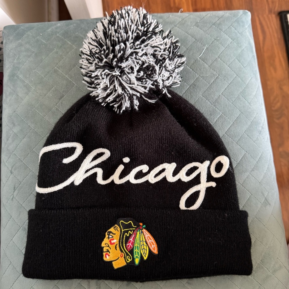 Fanatics Chicago Black Knit Pom Beanie with Multicolor Logo - Picture 1 of 6